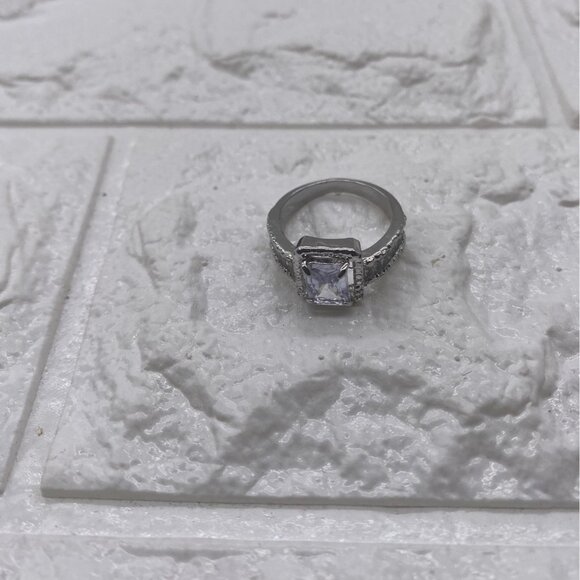 Women’s Fashion Jewelry Ring Size 7 Metal W/ White Center Stone Elegant Style - Picture 3 of 9